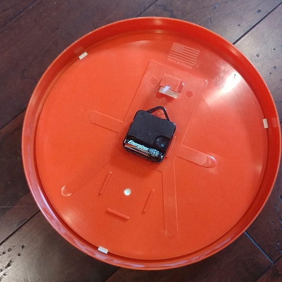 Miami Huricanes the U Plastic Wall Clock - Orange & Green - Football - Picture 3 of 6